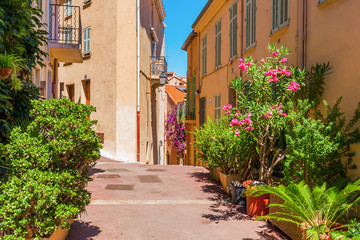 Fototapeta na wymiar picturesque alley in the old town of Cannes