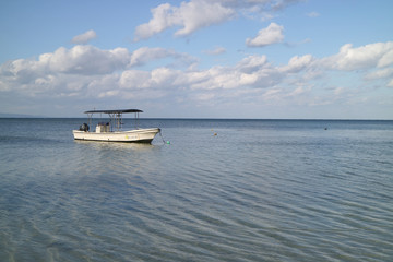 Fototapeta na wymiar 砂浜の小舟