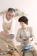 陶芸をするシニア夫婦