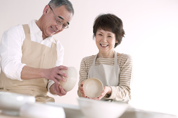 陶芸をするシニア夫婦