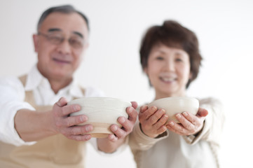 陶芸をするシニア夫婦