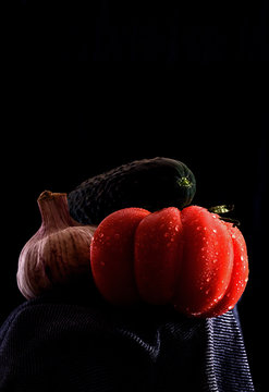 Close-up of garlic,tomatoes