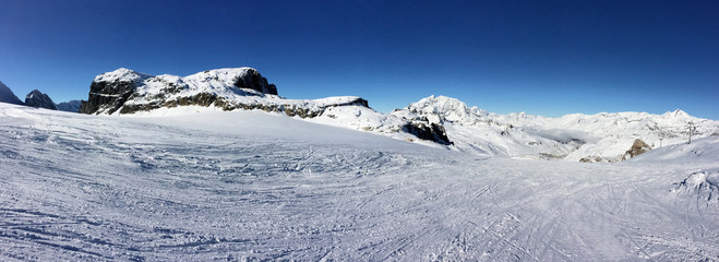 Fototapeta na wymiar paysage panoramique en montagne en hiver sous ciel bleu 