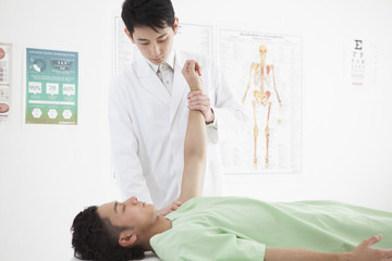 Obraz premium The doctor is examining the male's shoulder joint