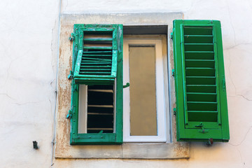 Fototapeta na wymiar old window at a house in Florence