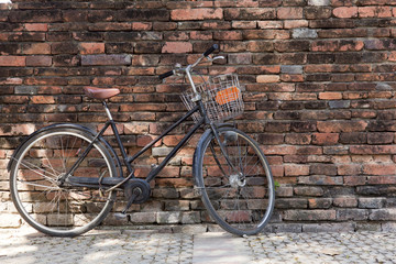 Fototapeta na wymiar Old brick wall and Black bicycle