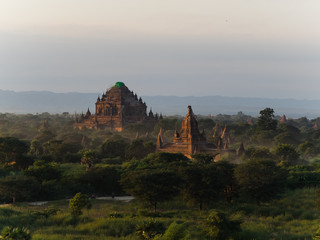 Fototapeta na wymiar View over the temples of Bagan at sunrise