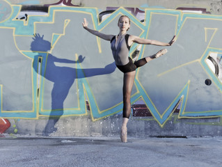 Fototapeta na wymiar Bailarina de ballet y su sombra sobre pared