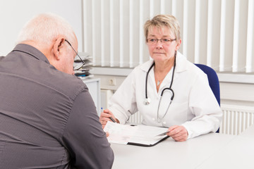 Fototapeta premium Ärztin mit Patient in Beratung
