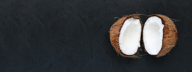 Noix de coco ouverte sur ardoise, carte et menu © lefebvre_jonathan