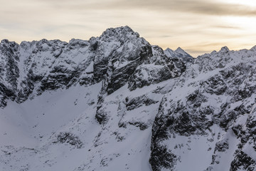 Fototapeta na wymiar Snow covers the Tatra ridge.