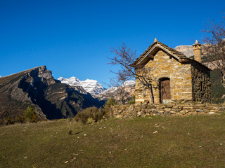 Fototapeta na wymiar vistas del Mondotó y Las Tres Marías desde el Valle de Vió en Huesca, España, Diciembre de 2016 OLYMPUS CAMERA DIGITAL