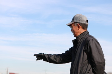 冬の散歩道　シニア男性