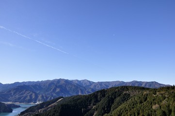 丹沢と宮ヶ瀬湖と青空