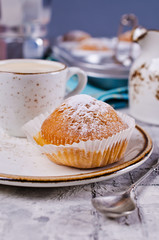 Muffins in powdered sugar