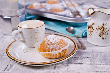 Muffins in powdered sugar