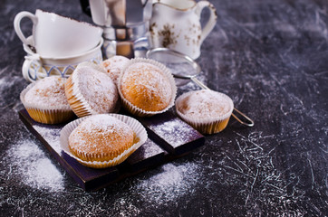 Muffins in powdered sugar