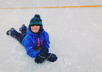 Fototapeta na wymiar cute little boy learning to skate in winter