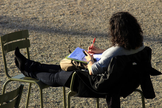 Étudiante dans un jardin parisien