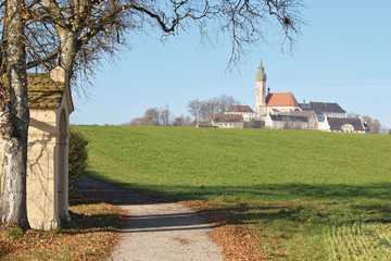 Kreuzweg und Kirche von Kloster Andechs auf dem 