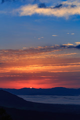昇る朝日と雲海 -蒜山高原 鬼女台（きめんだい）展望休憩所より-