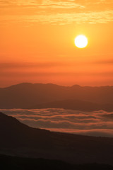 昇る朝日と雲海 -蒜山高原 鬼女台（きめんだい）展望休憩所より-