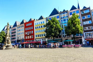 Eine Reihe bunter  Häuser am Alter Markt in Köln © ines39