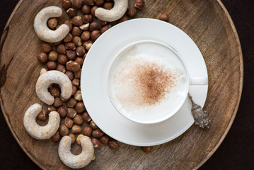 Cappuccino mit Vanillekipferl und Haselnüssen