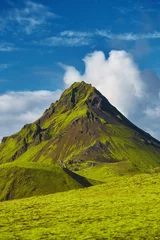 Reise nach Island. Schöne isländische Landschaft mit Bergen, Himmel und Wolken. Trekking im Nationalpark Landmannalaugar © vitaliymateha