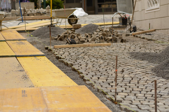 Kopfsteinpflasterung in Stra&szlig;e wird erneuert