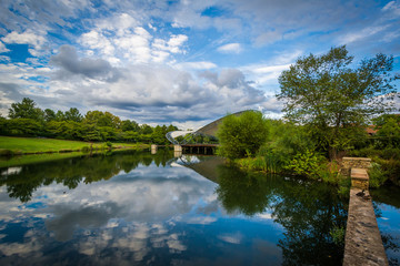 Fototapeta premium Dramatic sky over the lake at Symphony Park, in Charlotte, North