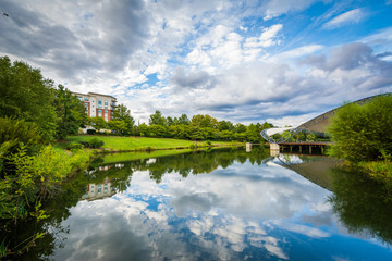Obraz premium Dramatic sky over the lake at Symphony Park, in Charlotte, North