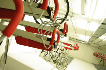 Fahrradkeller mit modernen Fahrradständern