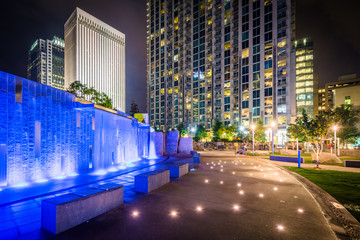 Fountain and modern buildings at night, seen at Romare Bearden P - obrazy, fototapety, plakaty