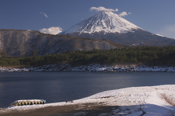 冬季休業中の湖