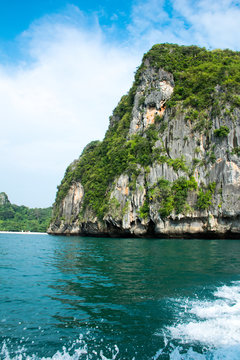 Felsenküste einer Insel in Thailand