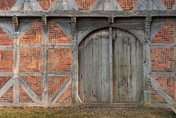 Fototapeta na wymiar Altes Fachwerkhaus mit Holzeingangstür