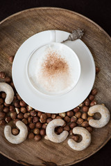 Cappuccino mit Vanillekipferl und Haselnüssen