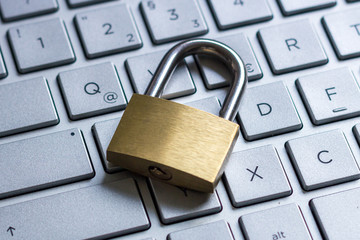 Schloss auf Tastatur als Symbol für Datenschutz im Internet.