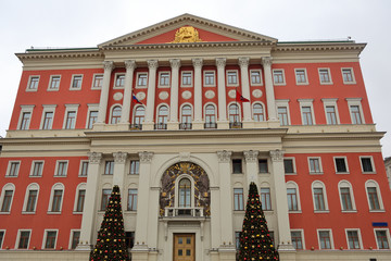 Obraz premium MOSCOW, RUSSIA - DECEMBER 18, 2016: The building of the Moscow City Hall on Christmas and New Year Eve