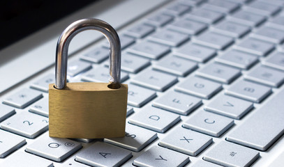 Schloss auf Tastatur als Symbol für Datenschutz im Internet.