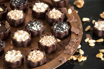 Teller mit verschiedenen Pralinen