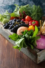 Cercles muraux Légumes Légumes et verts locaux frais dans la caisse