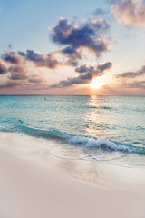 Zon staat op het punt onder te gaan over Seven Mile Beach, Grand Cayman