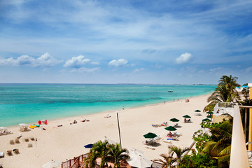 Weißer Sand und türkisfarbenes Wasser am Seven Mile Beach, Grand Cayman