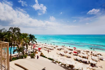 Store enrouleur Plage de Seven Mile, Grand Cayman Les vacanciers profitant du soleil sur la plage Seven Mile de Grand Cayman