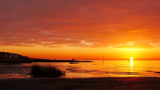 Wattenmeer bei Sonnenuntergang, Nordsee, Wellen, Nationalpark
