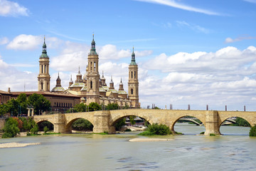 Fototapeta na wymiar Basilica of Our Lady of the Pillar and the Ebro River