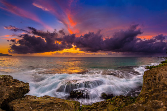 Fototapeta Beautiful Hawaiian Sunset on the North Shore of Oahu