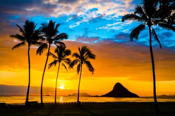 Fotobehang Zonsondergang aan zee Prachtige zonsopgang bij Chinaman& 39 s Hat op Oahu